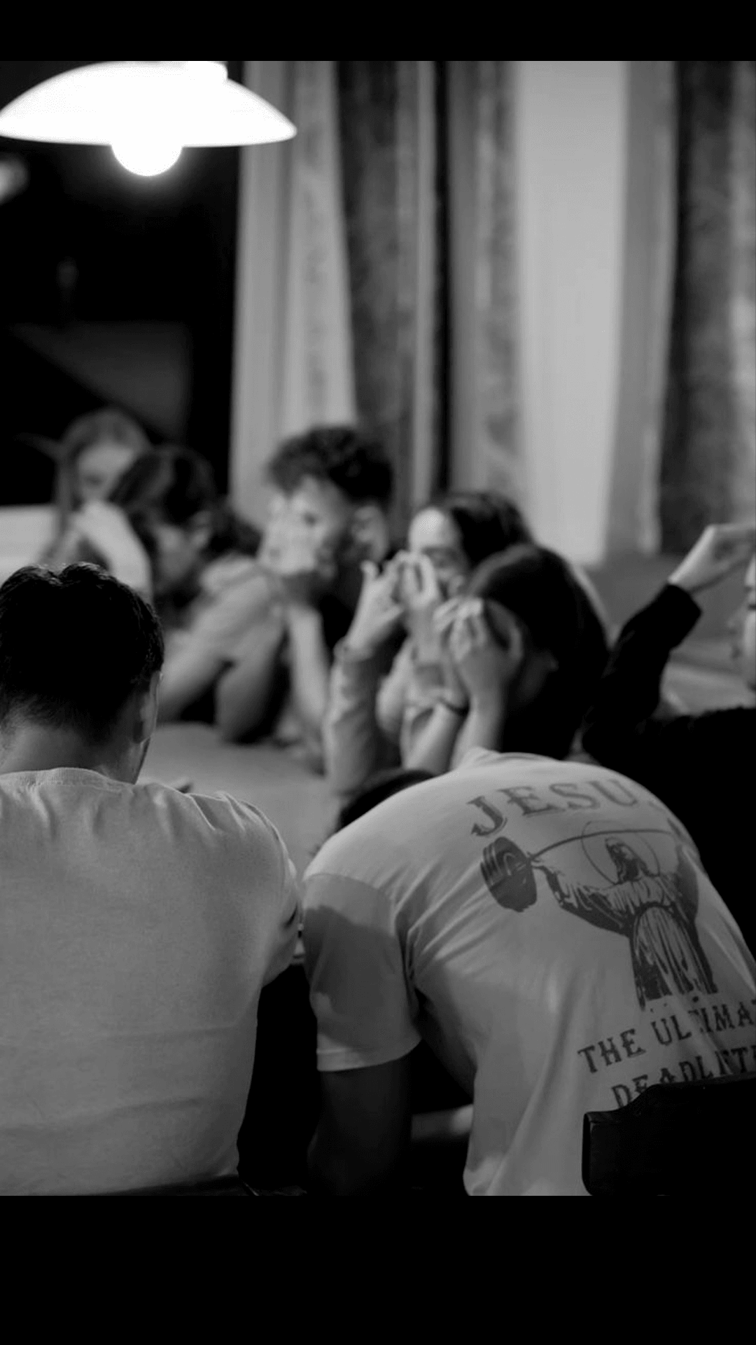 Pessoas reunidas numa célula da PIB
